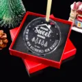 Detailopname van transparant Home Sweet Home kerstornament in een rode geschenkdoos - Stijl 18-Nieuw Begin 2025