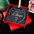 Detailopname van kristallen ornament met "I Love You Mom" tekst in een rode doos. - Style 21-I Love You Mom