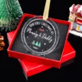 Detail van acryl kerstversiering voor Mama & Papa's eerste kerstfeest in 2025 - Stijl 22-Mama & Papa 2025
