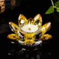 Detailansicht eines gelben Kristall-Lotus-Kerzenhalters mit brennendem Teelicht - 8cm / Gelb