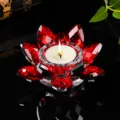 Detail eines roten Kristall-Lotus-Kerzenhalters mit einer brennenden Teelichtkerze - 8cm / Rot