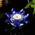 Exquisiter blauer Kristall-Lotosblumen-Kerzenhalter für buddhistische Altäre oder Wohndekoration - 8cm / Dunkelblau