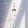 Detail eines Mond-Sonne-Sonnenfängers mit bunten Kristallprisma-Lichtbrechungen - Sonne Mond Prismenball (银16)