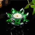 Detailansicht eines grünen Kristall-Lotus-Kerzenhalters mit brennendem Teelicht im Inneren. - 8cm / Grün
