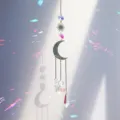 Nahaufnahme eines himmlischen Kristall-Sonnenfängers mit Regenbogen-Lichtreflexionen. - Sonne Mond Gestempelt (银18)