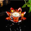 Bernsteinfarbener Kristall-Lotus-Kerzenhalter mit brennendem Teelicht auf Schwarz - 8cm / Gelb Rot