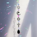 Nahaufnahme der Sonnenfänger-Anhänger mit Mond, Stern und Pentagramm-Kristallen - Okkulter Stil Ornament (银23)