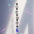 Detaillierte Makroansicht eines gotischen Kristall-Sonnenfängers mit Mond- und Kreuzanhängern - Gothic-Stil-Sonnenfänger (银24)