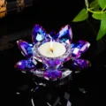 Makroaufnahme einer brennenden Teekerze in einem violetten Kristall-Lotus-Kerzenhalter - 8cm / Blau und Violett