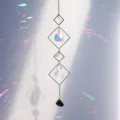 Nahaufnahme eines geometrischen Metall-Kristall-Sonnentänzers vor einem sonnigen Hintergrund - Rhombus Rahmenprisma (银20)