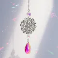 Detailansicht Sonnenfänger aus Kristall mit Metallornament und regenbogenfarbenem Prisma - Blumentextur-Ornament (银21)