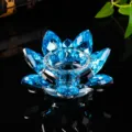 Detailansicht eines blauen Kristall-Lotus-Kerzenhalters auf schwarzem Hintergrund - 8cm / Mittelblau