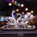 Elegantes Schwanen-Kristall-Auto-Ornament mit Strass-Herz und rutschfester Matte. - Doppelschwan (Mit Diamant-Antirutschmatte & Silbernem Herz-Deko)