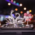 Schwanen-Kristall-Parfümhalter mit glitzerndem Ballondekor für Autoinnenraum - Doppelschwan (Mit Diamant-Antirutschmatte & Silber-Rosa Ballon-Deko)