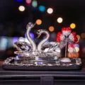 Eleganter Kristall Schwan Auto Parfum Halter mit funkelnder Strass Herzbaum Dekoration - Doppelschwan (Mit Diamant-Antirutschmatte & Rot-Silber Herz-Deko)