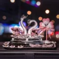 Rosa Kristallschwan Auto Ornament mit Herzballons auf Blumen Anti-Rutsch-Matte - Doppelschwan (Mit Kleiner Pflaumenmatte & Pink-Silber Herz-Deko)