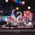 Rosa Kristall Schwan Auto Parfüm Ornament mit funkelnden Herzballons und Basis - Doppelschwan (Mit Kleiner Pflaumenmatte & Rosa Herz-Deko)