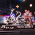 Luxuriöser Schwan Kristall Auto-Deko mit funkelndem Herz für das Armaturenbrett - Pflaumenblüten-Matte + Rosa-Silbernes Diamantherz (Transparenter Schwan)