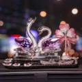 Kristall Schwan Auto Parfümsitz Ornament mit Strass Herz Dekoration für den Innenraum - Pflaumenblüten-Matte + Silber-Rosa Herz-Diamantballon (Lila Schwan)