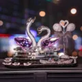 Eleganter violetter Schwanen-Autoparfümhalter aus Kristall mit funkelndem Herz - Pflaumenblüten-Matte + Silberner Diamantherz-Ballon (Lila Schwan)