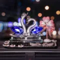 Exquisiter blau-silberner Kristall-Schwan-Autoparfümhalter mit Herzballons für das Armaturenbrett - Pflaumenblüten-Matte + Silber-Rosa Diamantherz (Blauer Schwan)