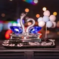 Eleganter Kristallschwan-Parfümhalter für das Auto mit blauen Flügeln und Glitzersteinen - Doppelschwan + Pflaumenblüten-Antirutschmatte + Blau-weißer Ballon