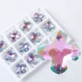 Primer plano de colgantes de cruz de cristal aurora AB iridiscente para joyería DIY - 12 Piezas/Paquete / Rosa Claro