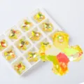 Primer plano detallado de colgantes de cruz de cristal amarillo aurora AB para joyería DIY. - 12 Piezas/Paquete / Amarillo claro