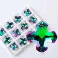 Primer plano de colgantes de cristal AB aurora con facetas verdes y púrpuras DIY - 12 Piezas/Paquete / Verde