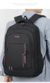 Rückansicht eines minimalistischen schwarzen Business-Laptop-Rucksacks für Herren aus Nylon - Rot
