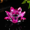 Detailansicht eines pinkfarbenen Kristall-Lotus-Kerzenhalters für edle Heimdekoration. - 8cm / Rot