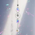 Detail eines Sonne-Mond-Kristall-Sonnenfängers mit Regenbogen-Prismen - Stern-Mond-Blau-Lila (银9)