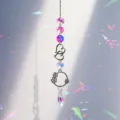 Detailansicht eines Kristall-Sonnenfängers mit Kirschblütenring und Prismenperlen - Sakura Rosa Lila Perlen (银6)