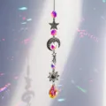 Detailansicht eines Sonnenfängers mit schillernden Kristallprismen und Metall-Anhängern - Meteor-Prisma-Ornament (银4) / 44cm