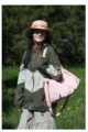 Dettaglio della borsa da viaggio in tessuto Oxford rosa indossata da una modella - Taglia unica / Rosa