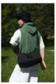 Vista dettagliata di una borsa a tracolla a scacchi nera di grande capacità per l'outdoor - Taglia unica / Nero