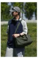 Grande borsa a tracolla in tessuto Oxford a quadri verdi indossata in un ambiente outdoor - Taglia unica / Verde
