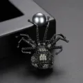 Gotische schwarze Spinne Brosche mit funkelnden Zirkonen und großer grauer Perle. - Schwarz