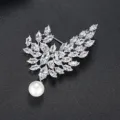 Eleganter kupferner Broschenflügel mit Zirkonia-Steinen und einer weißen Hängeperle. - Platin-Stil (X19031801-Rh) / Silber