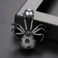 Elegante Gothic Spinnenbrosche mit Zirkonia Besatz und einer großen grauen Perle - Spinne Stil (X19040114-Rh) / Silber