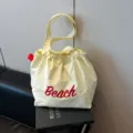Bolso tote informal grande amarillo claro con bordado Beach rojo y cierre de cordón. - Estilo con Estampado de Letras / Talla única / Amarillo