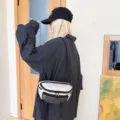 Λεπτομέρεια λειτουργικής τσάντας στήθους με λευκό πλέγμα και κίτρινα φερμουάρ σε μοντέλο. - Λευκό
