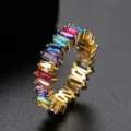 Anillo eternity de cobre dorado con circonitas de colores arcoíris corte baguette - Talla 7 / Multicolor Dorado (R19103001-18K)