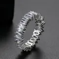 Elegante anillo de eternidad bañado en plata con circonitas blancas de corte baguette - Talla 7 / Plateado Blanco (R19103001-Rh)