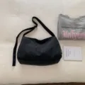 Minimalistische schwarze wasserdichte Nylon-Umhängetasche für den täglichen Gebrauch - Einheitsgröße / Schwarz