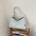 Hellblaue minimalistische wasserdichte Nylon-Schultertasche auf einem Zeitschriftenständer - Einheitsgröße / Blau