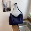 Große marineblaue wasserdichte Nylon-Umhängetasche für Damen im modernen Pendlerstil - Einheitsgröße / Marineblau