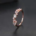 Elegante anillo minimalista de oro rosa con circonitas cúbicheas transparentes variadas - Talla 5 / Rosa oro