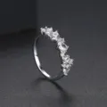 Elegante anillo de latón plateado con engaste de piedras de circonita onduladas - Talla 8 / Oro blanco