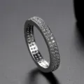 Elegante anillo de eternidad con doble fila de circonitas micro pavé en latón plateado - Talla 7 / Oro blanco